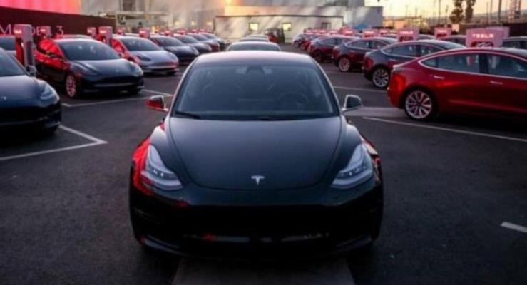 Elon Musk ilk Tesla Model 3 otomobilleri teslim etti