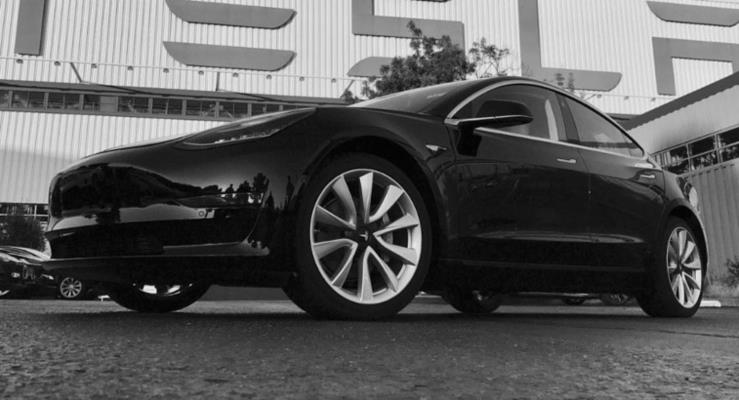 lk Tesla Model 3 Fremont fabrikasnda retildi