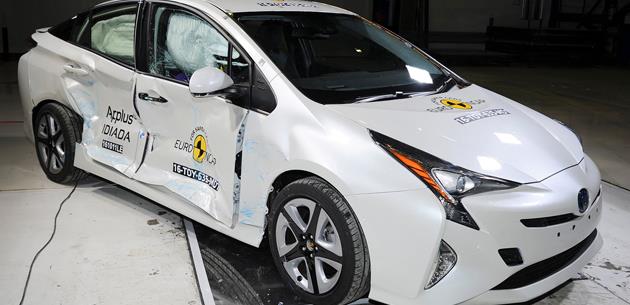 Toyota Prius hibritlerin stn gvenliini bir kez daha kantlad