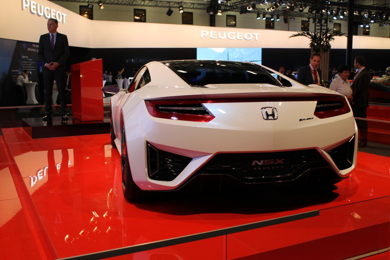 YEN HONDA NSX STANUL AUTOSHOW 2015 RESM GALERS