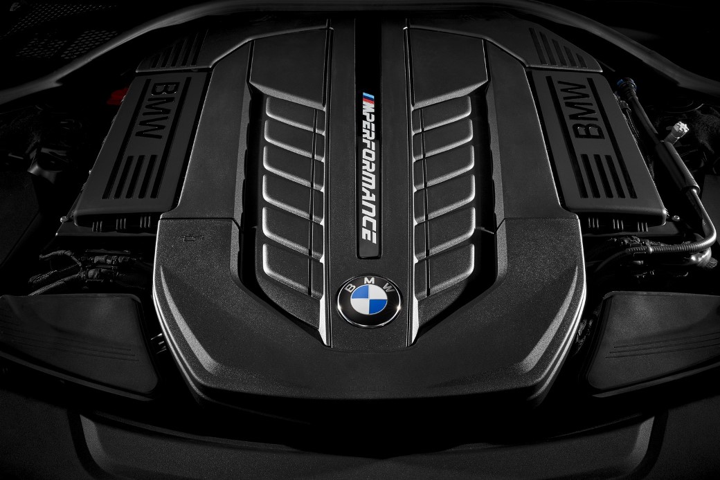 2017 BMW M760i xDrive Resim Galerisi