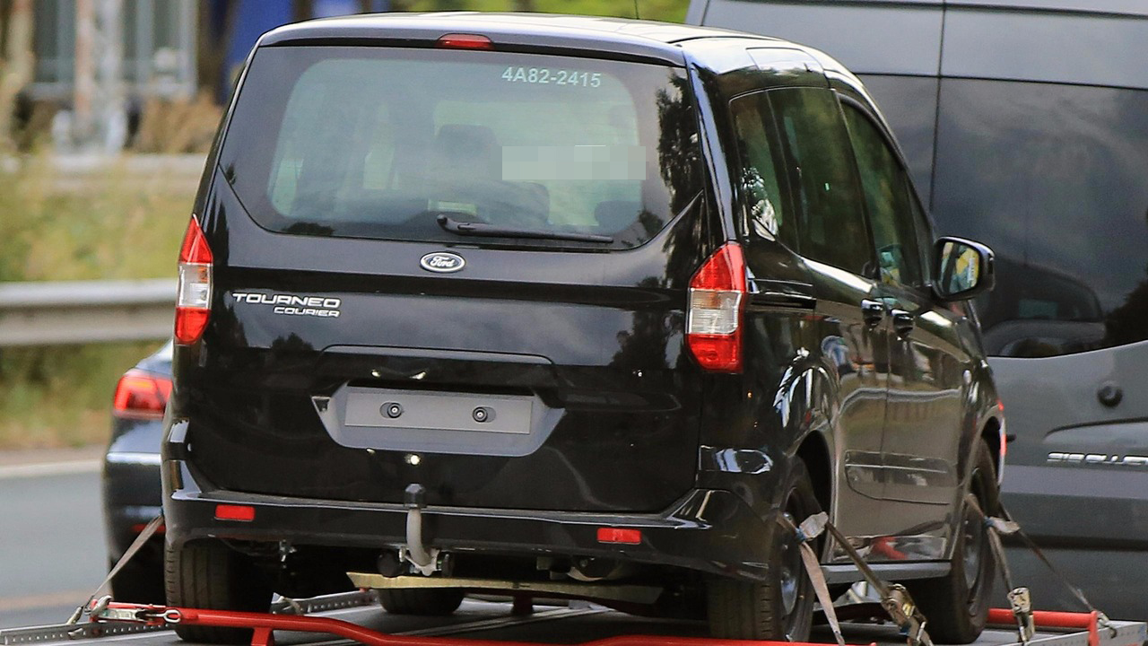 Ford Tourneo Courier yeni yzyle grntlendi
