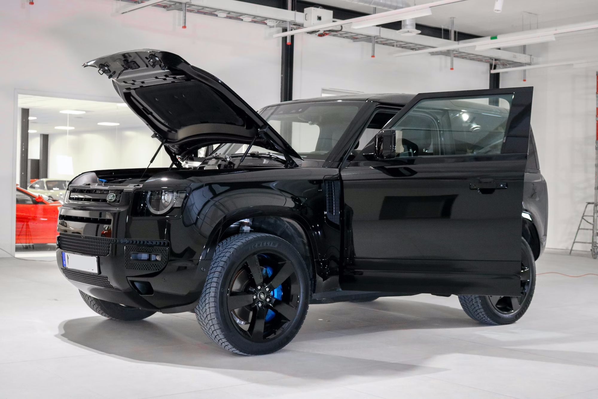 Land Rover Defender V8 Bond Edition resim galerisi (25.03.2022)