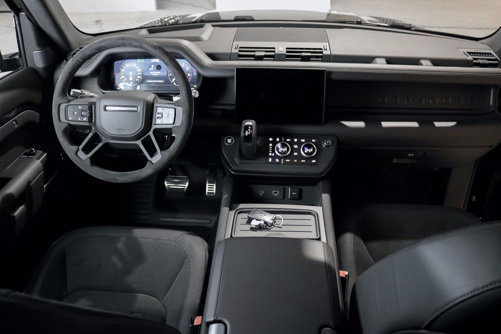 Land Rover Defender V8 Bond Edition resim galerisi (25.03.2022)