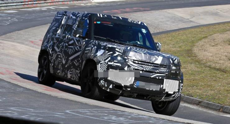 2020 Land Rover Defender 110 Pistte Maharetlerini Sergiliyor