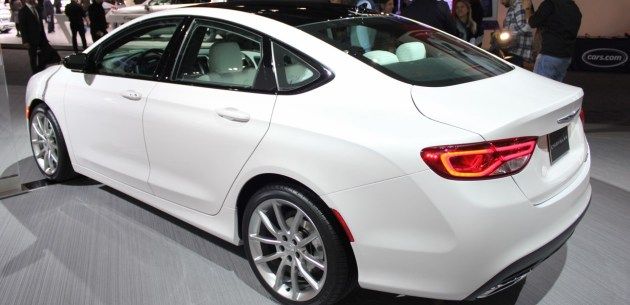 YEN 2015 CHRYSLER 200 NAIAS'TA SERGLENYOR