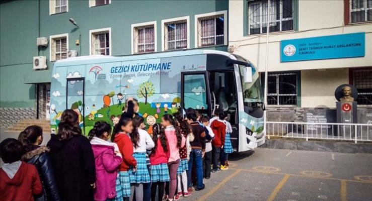 Anadolu Isuzu arac Gezici Ktphane Projesi ile okullar ziyaret etmeyi srdryor
