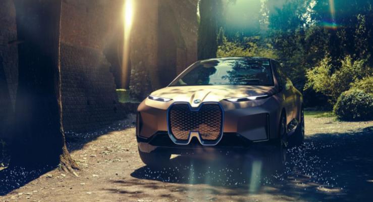 BMW Vision iNext otonom tatlara giden yolu gsteriyor