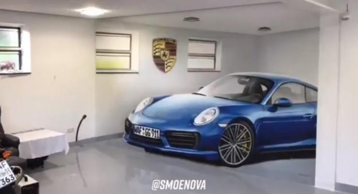Evinin duvarna Porsche 911in  boyutlu resmini yapt