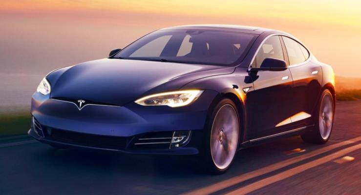 Gncellenen Tesla Model S Eyllde kacak
