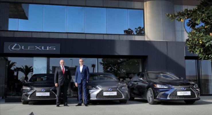 Lexusun ES 300h modeli Avec Rent a Car filosuna katld