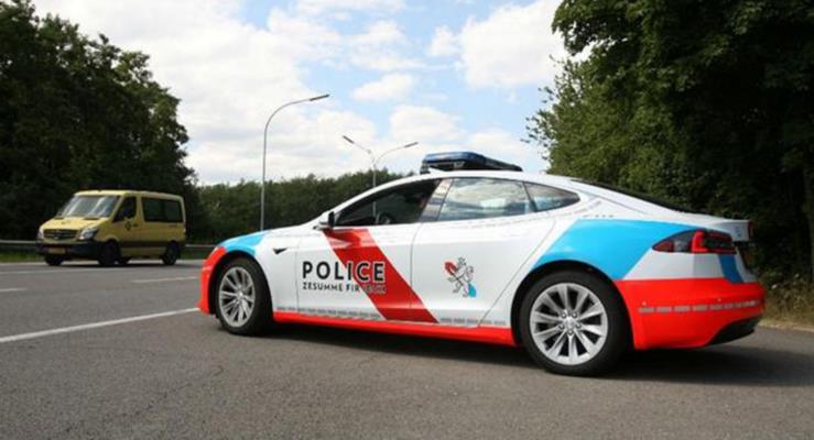 Lksemburg polisi sula savarken Tesla otomobilleri kullanyor