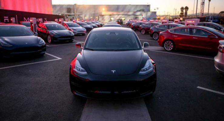 Tesla Maazalarnn Birounu Kapatacak ve Online Sata Geecek