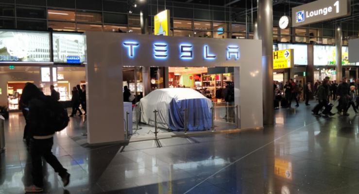 Tesla Model 3 havaalannda sergileniyor