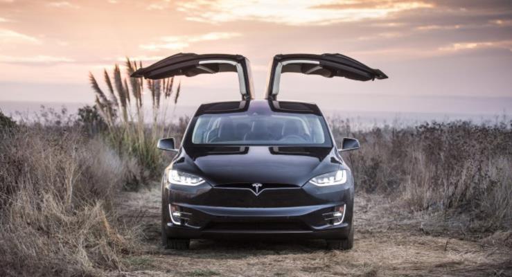 Tesla Model S, 3 ve X iin parti ve kamp modlar geliyor