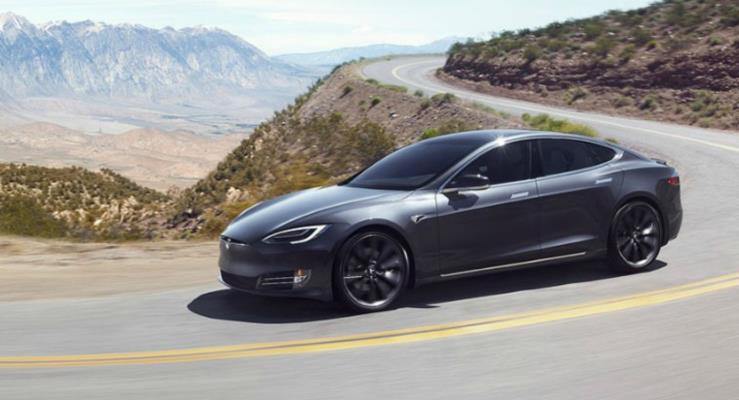 Tesla Model S hzn alamaynca 30 metre havaland!