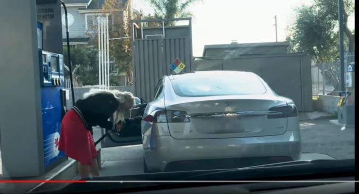 Tesla Model S'e benzin doldurmaya alan src viral oldu