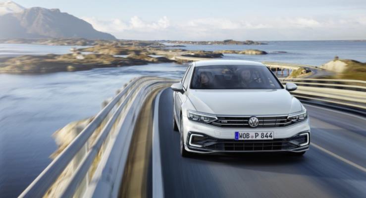 VW Passat GTE PHEV Daha Byk Pil, Daha Uzun Menzille Geliyor
