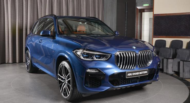 Yeni BMW X5 xDrive50i metalik mavi rengiyle ok k grnyor
