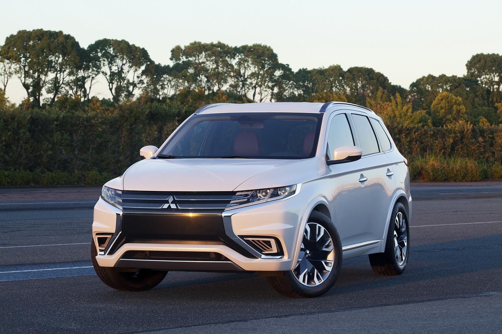 M�TSUB�SH� OUTLANDER PHEV CONSEPT-S RES�M GALER�S�