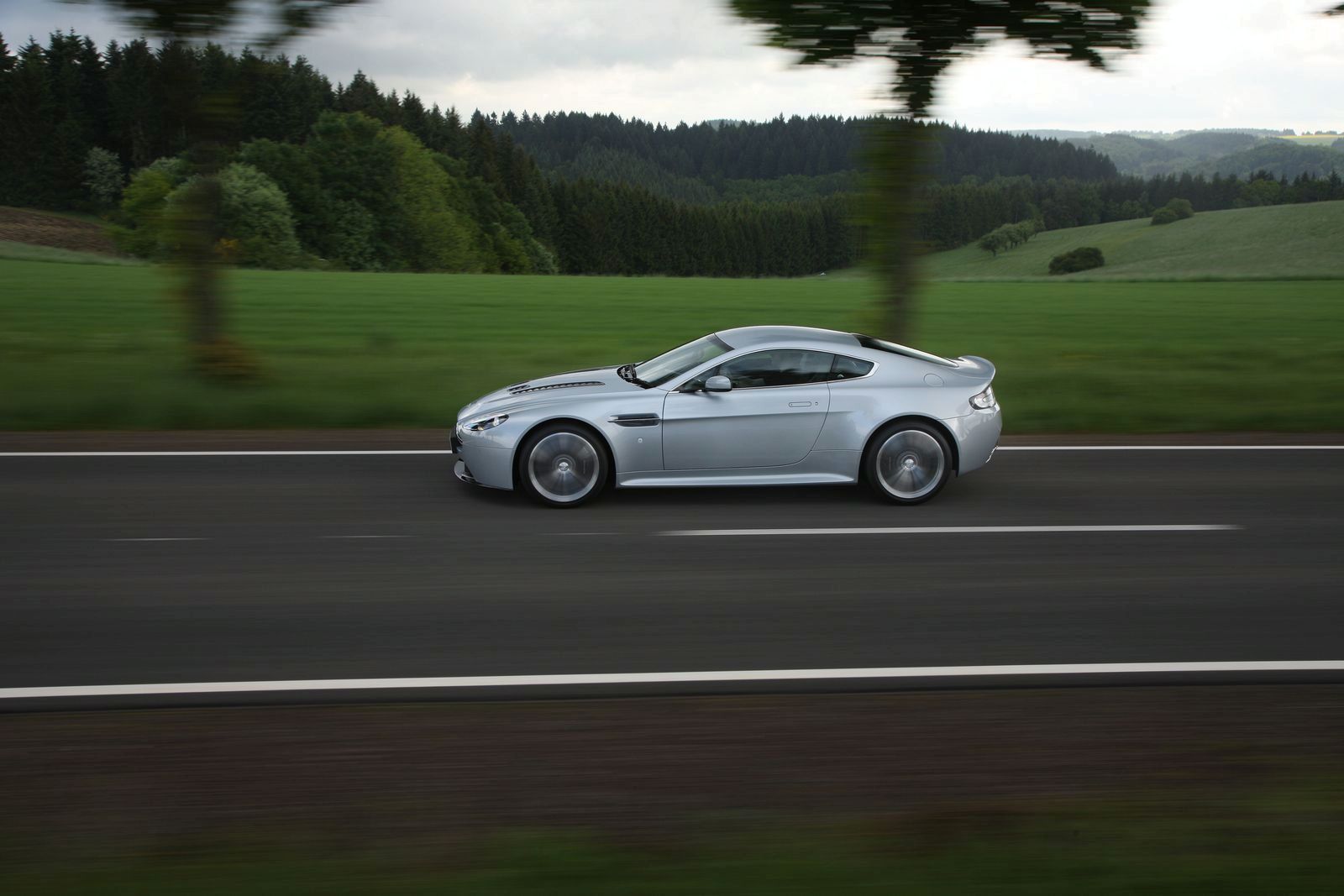 ASTON MARTN V12 VANTAGE GALER