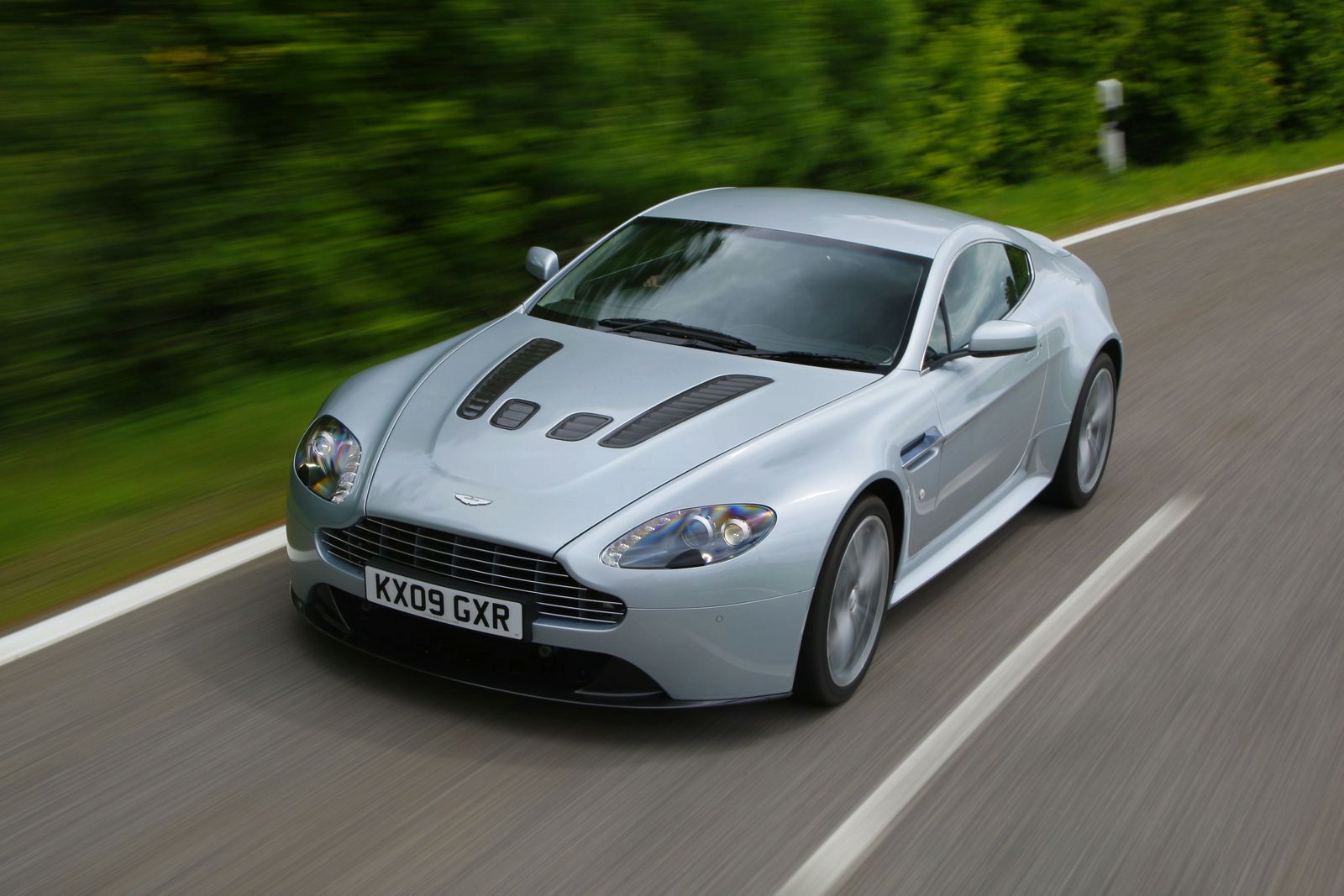 ASTON MARTN V12 VANTAGE GALER