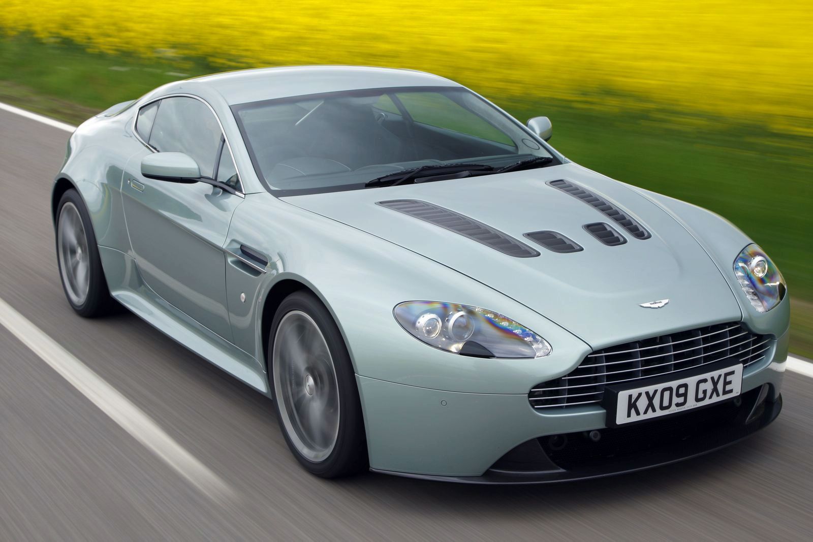 ASTON MARTN V12 VANTAGE GALER