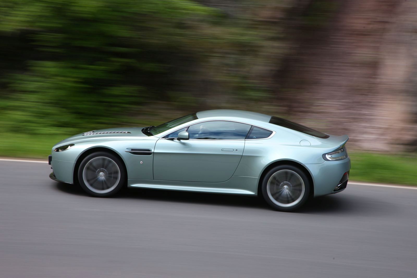 ASTON MARTN V12 VANTAGE GALER