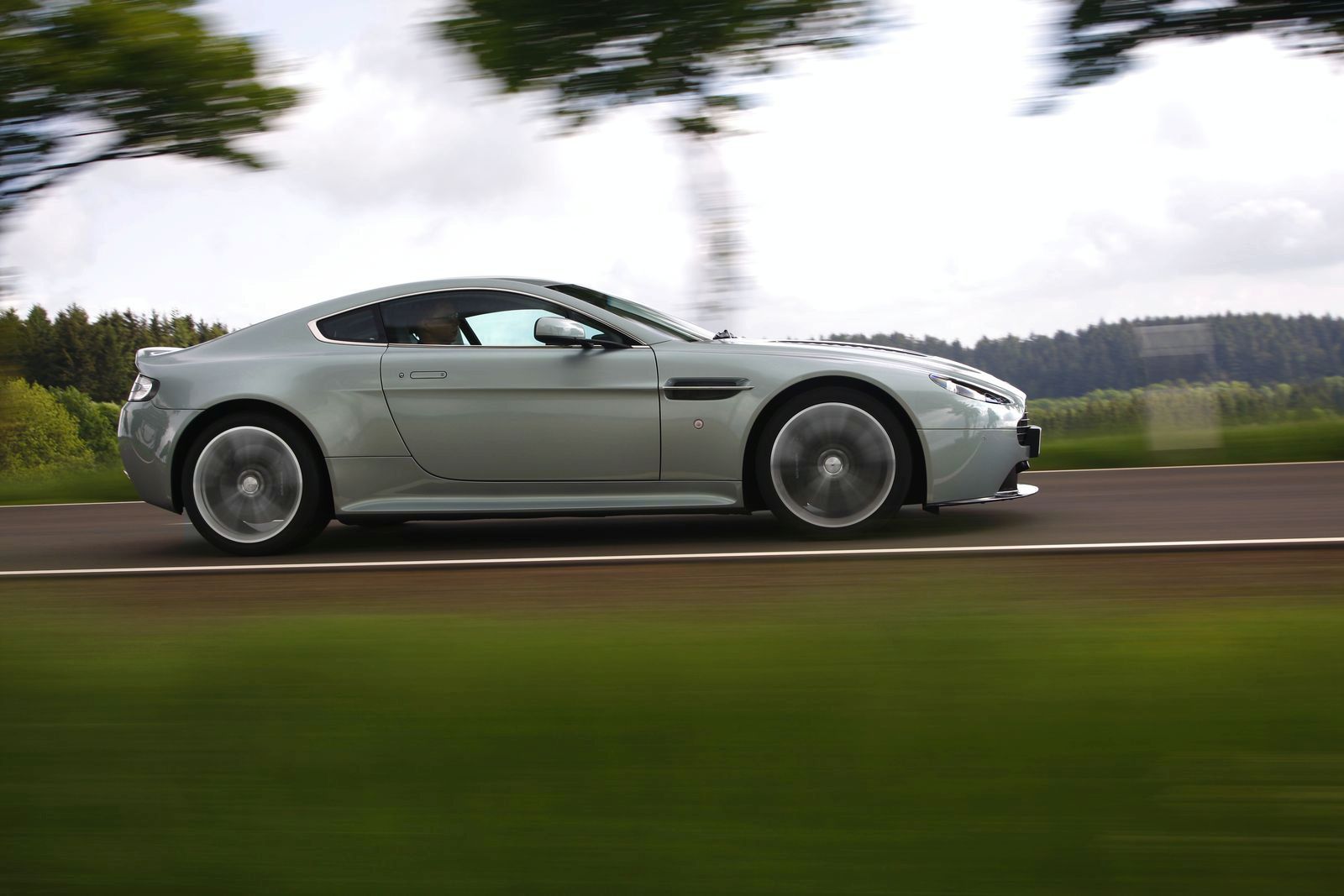 ASTON MARTN V12 VANTAGE GALER