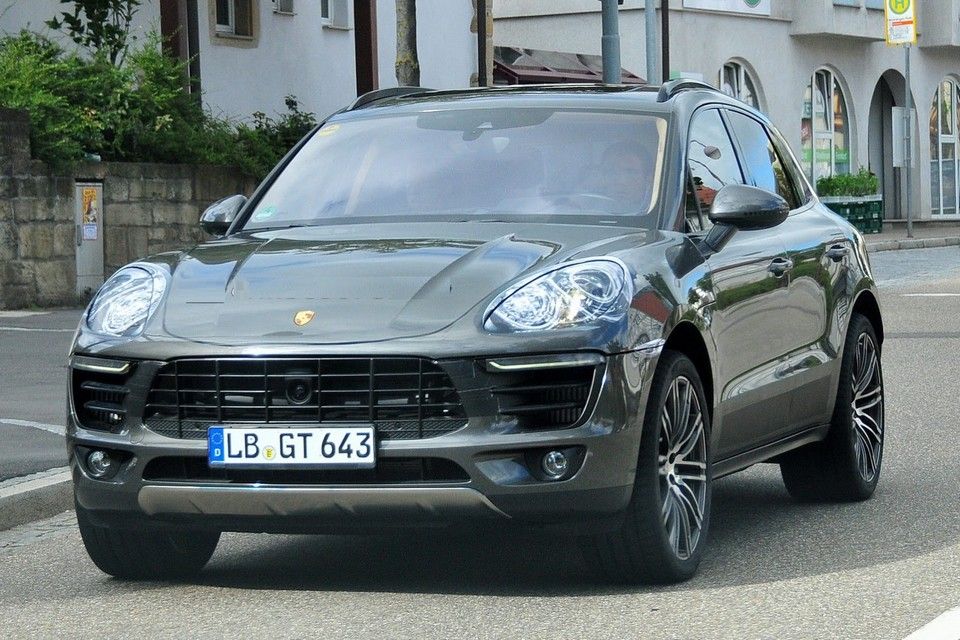 YEN PORSCHE MACAN TURBO RESM GALERS 