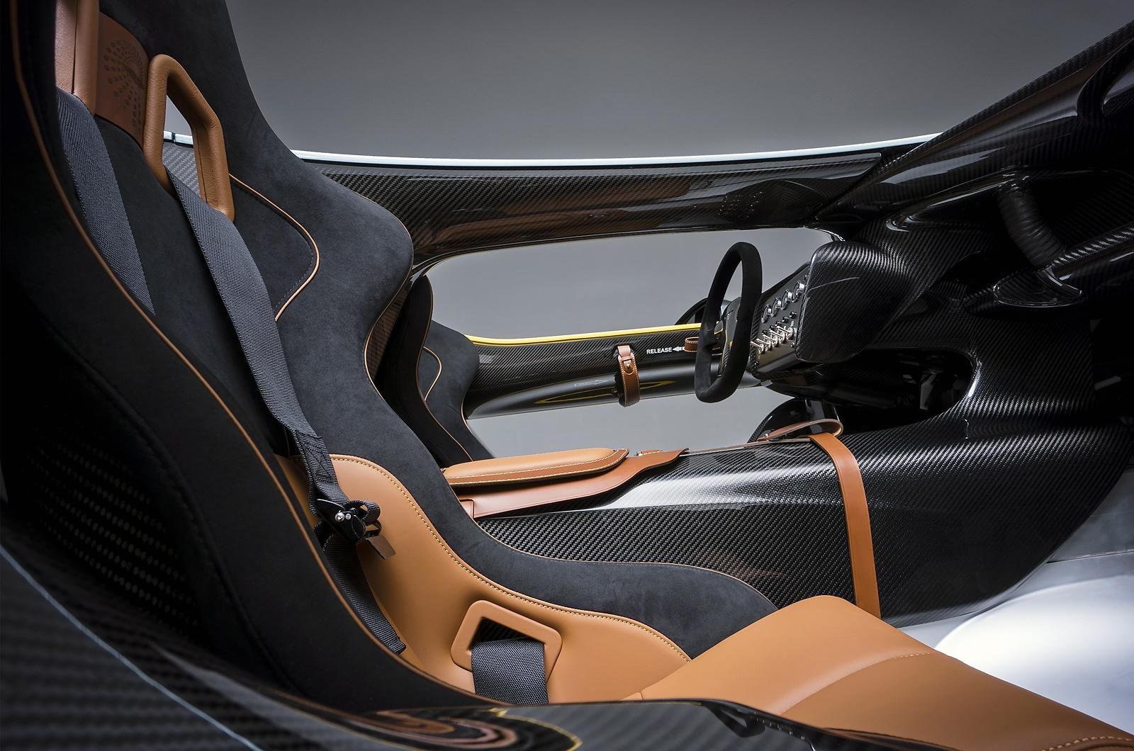 ASTON MARTN CC100 KONSEPT GALER 