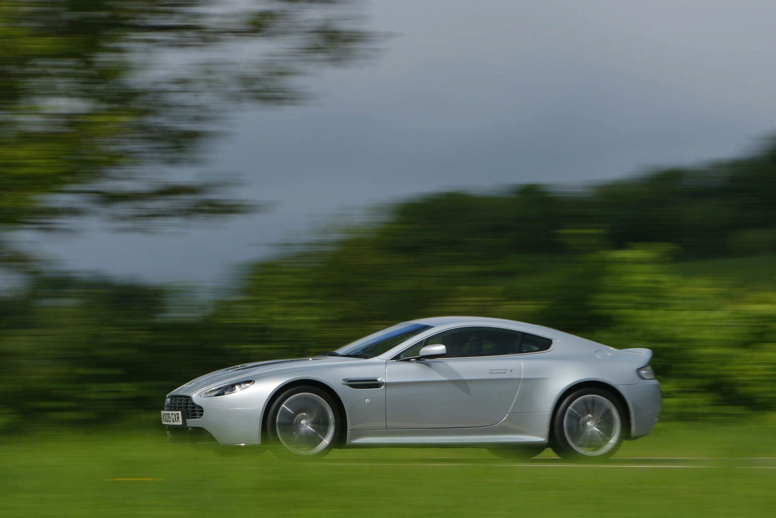 ASTON MARTN V12 VANTAGE GALER