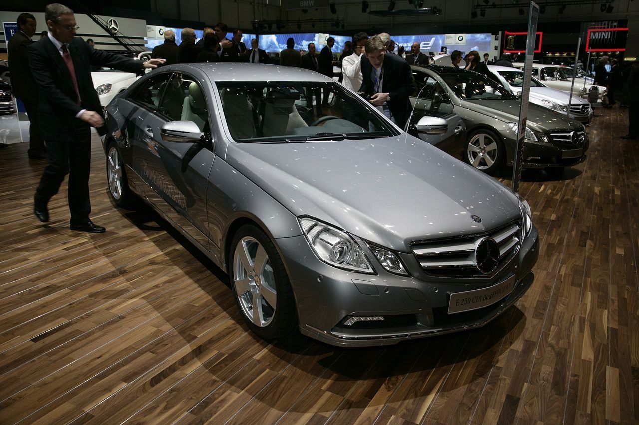 MERCEDES E COUPE (2010) GALER