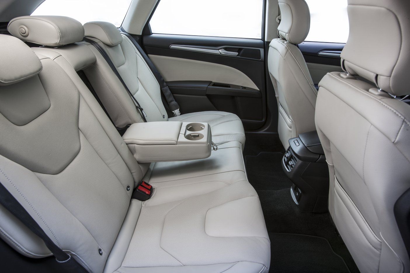 YEN 2015 FORD MONDEO VARANT DETAYLI RESMLER