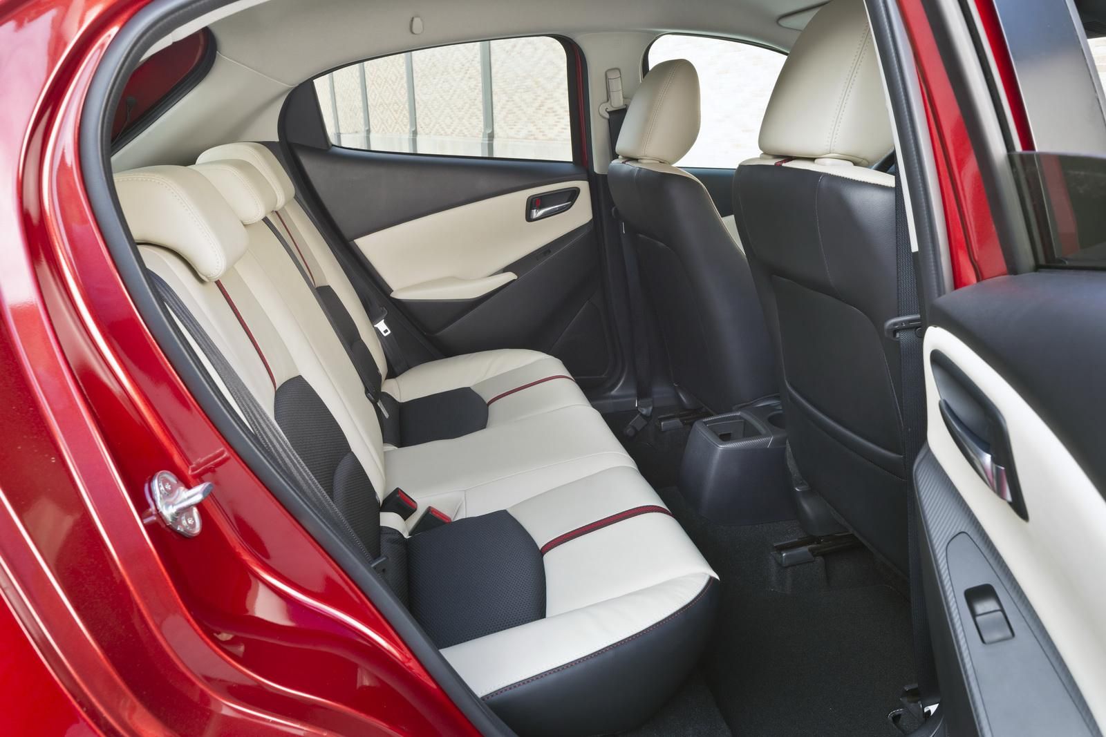 YEN� MAZDA2 AVRUPA VERS�YON DETAYLI RES�M GALER�S�