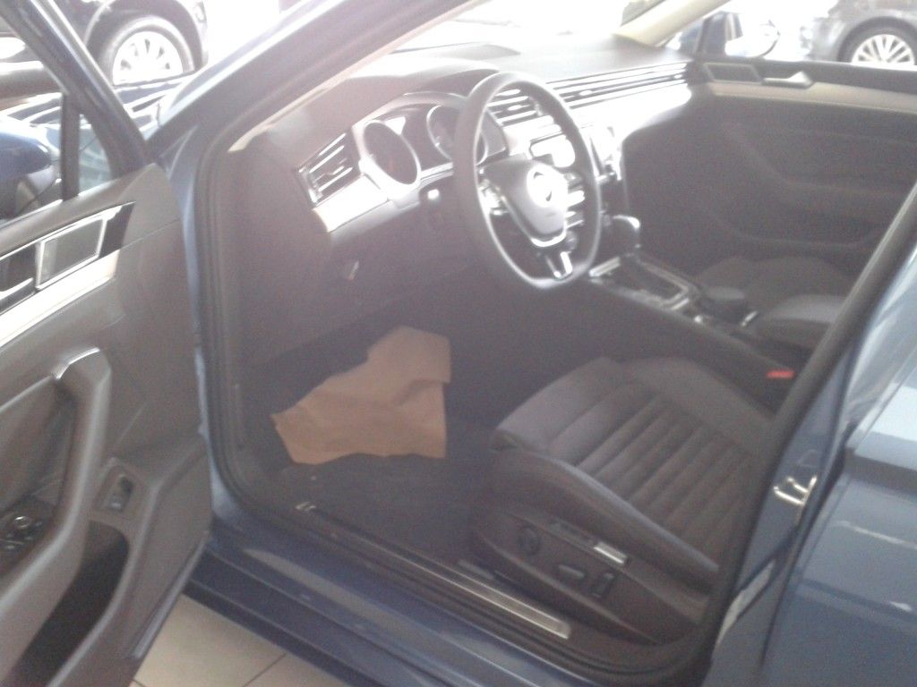 YEN VOLKSWAGEN PASSAT BAYLERDE RESM GALERS