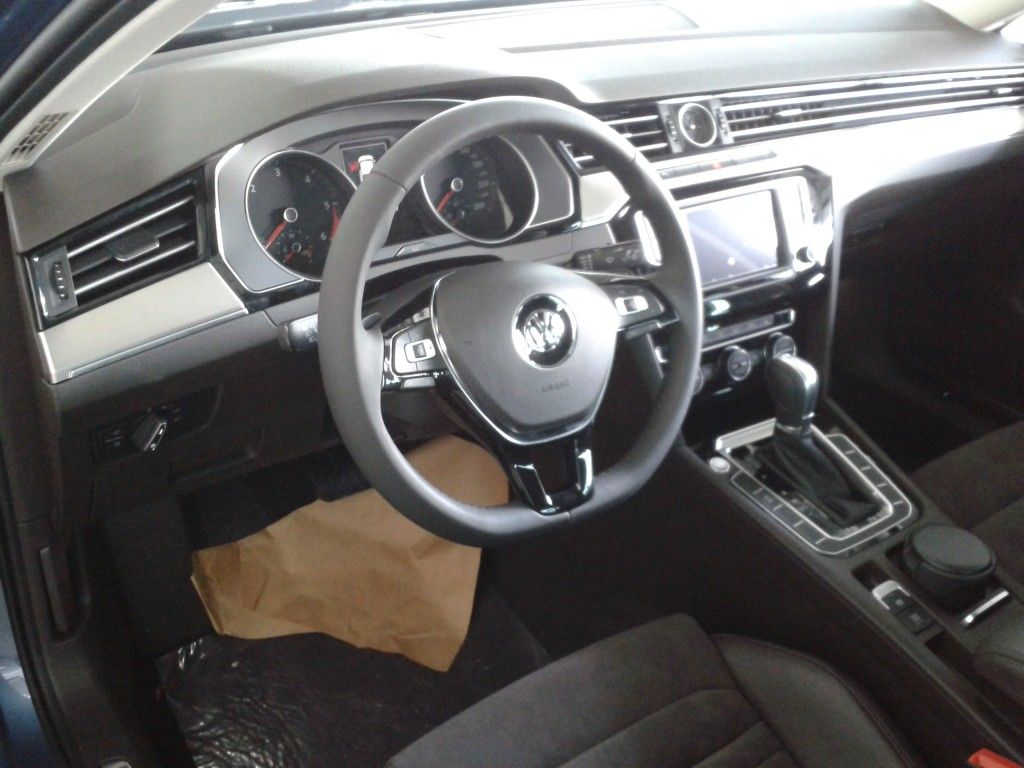 YEN VOLKSWAGEN PASSAT BAYLERDE RESM GALERS