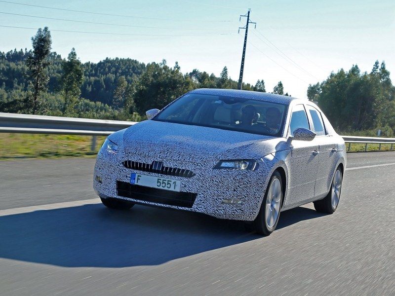 YEN 2015 SKODA SUPERB KAMUFLAJLI TEST RESMLER