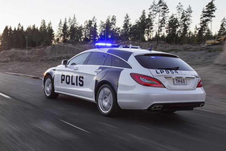 D�NYA'DAN POL�S ARABALARI RES�MLER�