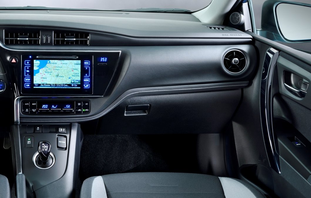 YEN� MAKYAJLI 2015 TOYOTA AUR�S RES�M GALER�S�