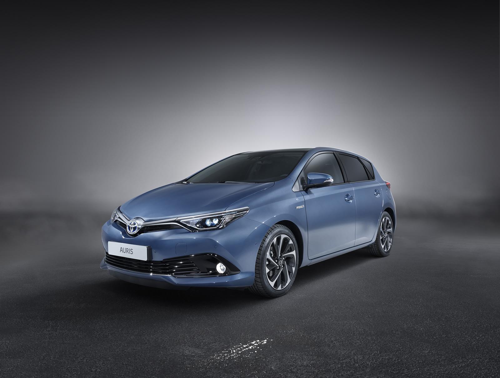 YEN� 2015 MAKYAJLI TOYOTA AUR�S DETAYLI RES�M GALER�S�
