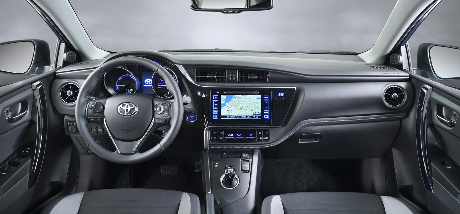 YEN� 2015 MAKYAJLI TOYOTA AUR�S DETAYLI RES�M GALER�S�