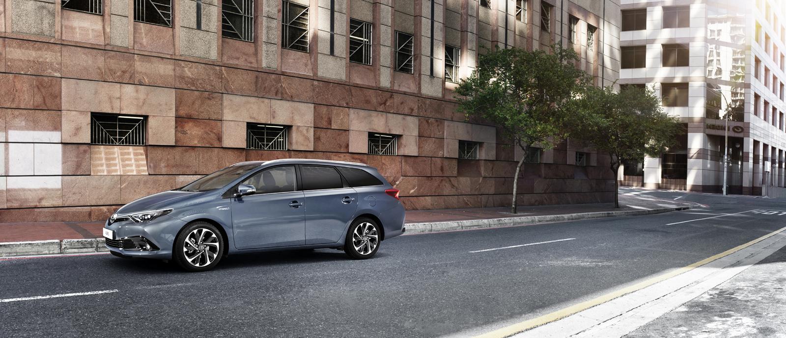 YEN� 2015 MAKYAJLI TOYOTA AUR�S DETAYLI RES�M GALER�S�