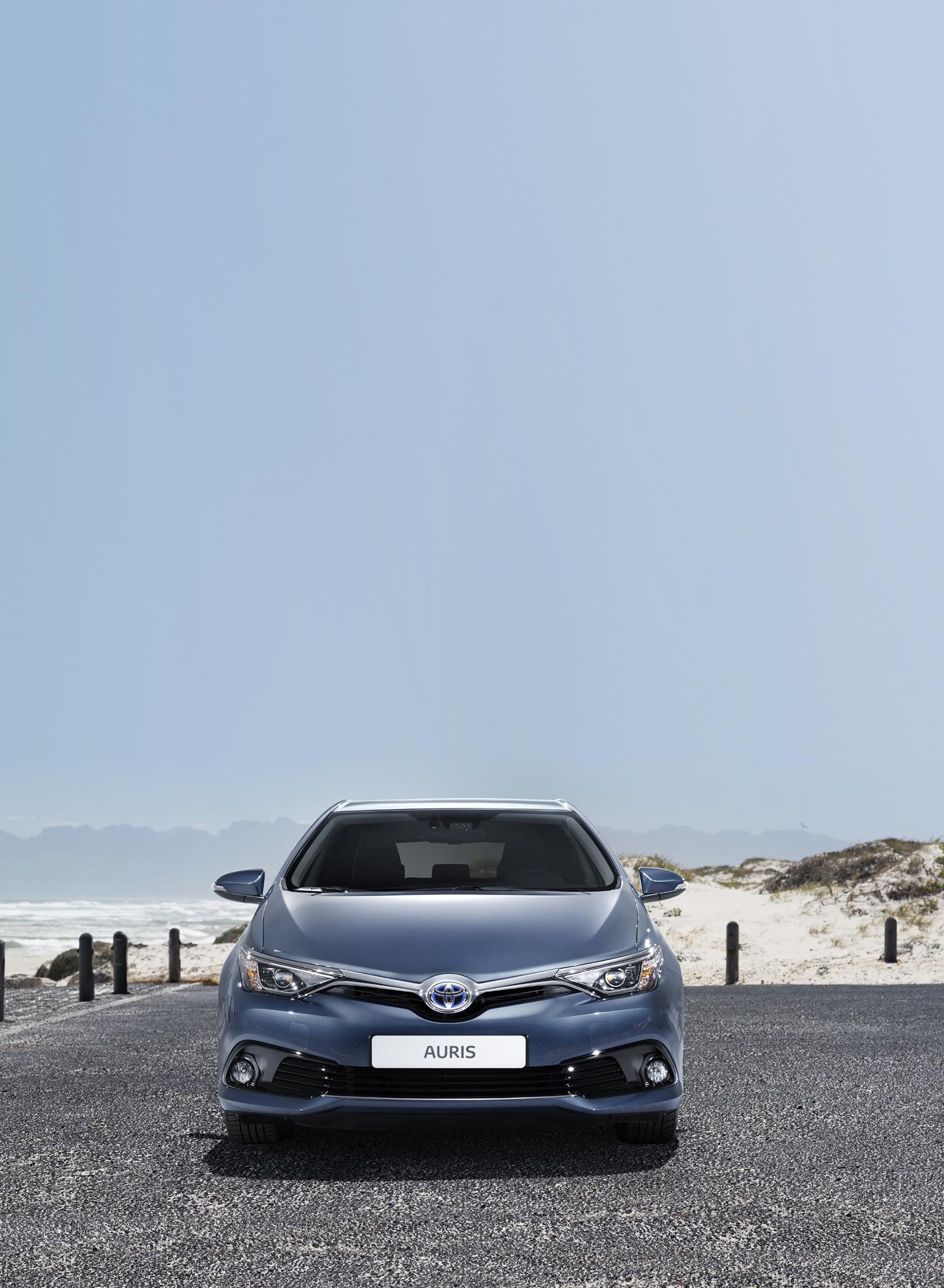 YEN� 2015 MAKYAJLI TOYOTA AUR�S DETAYLI RES�M GALER�S�