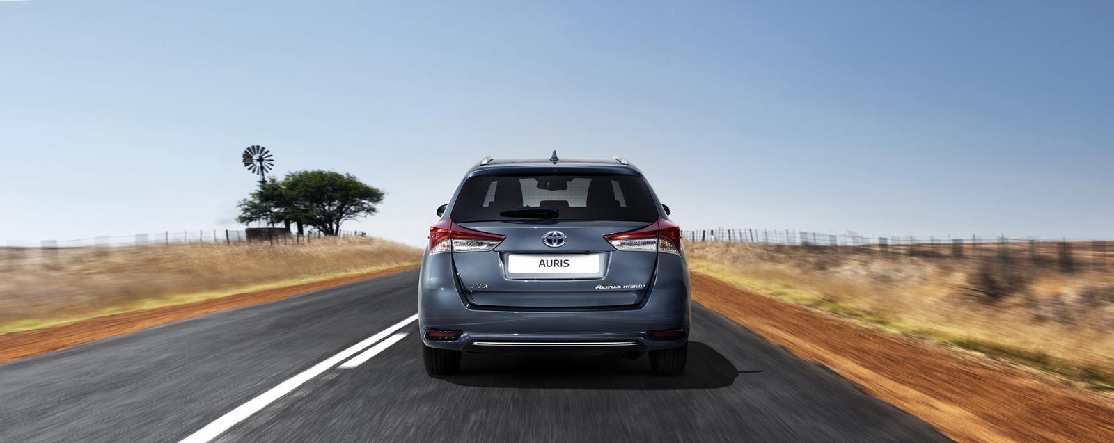 YEN� 2015 MAKYAJLI TOYOTA AUR�S DETAYLI RES�M GALER�S�