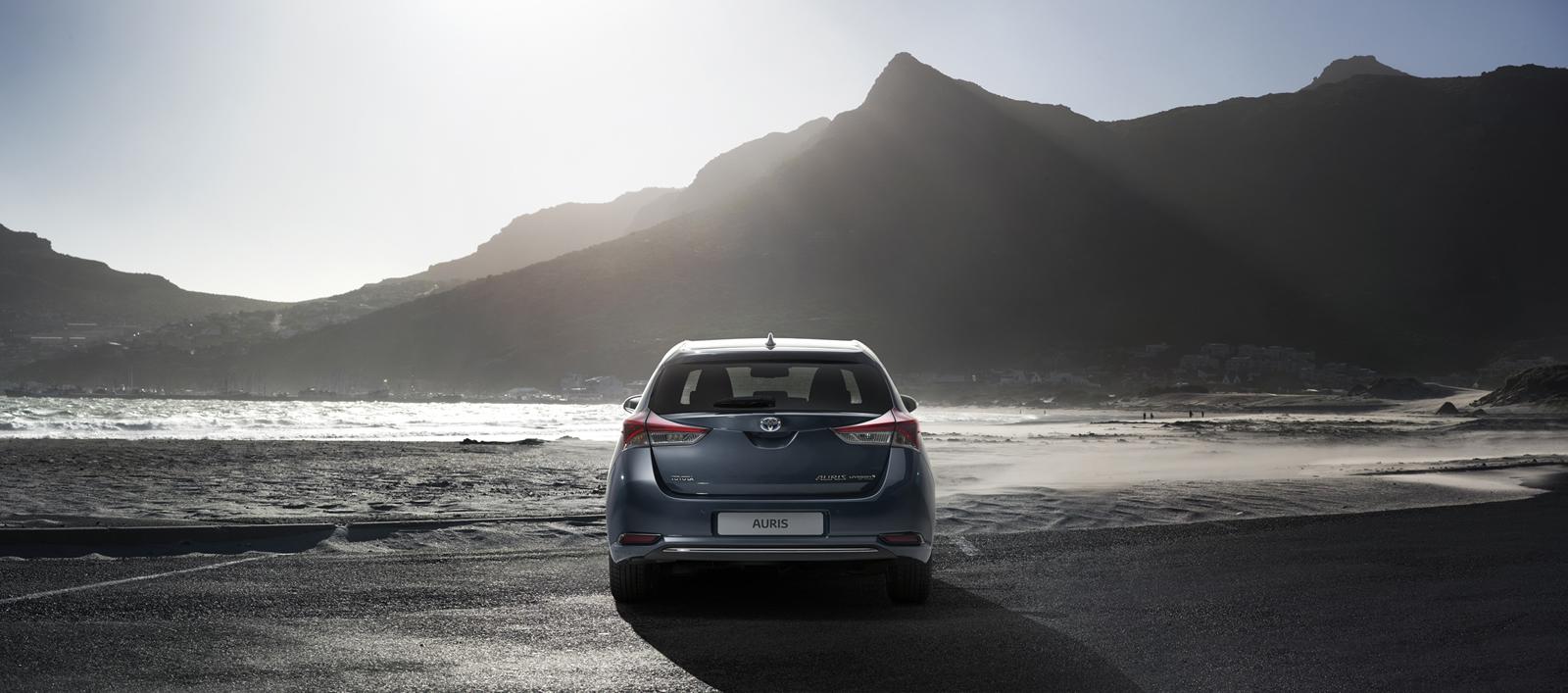 YEN� 2015 MAKYAJLI TOYOTA AUR�S DETAYLI RES�M GALER�S�