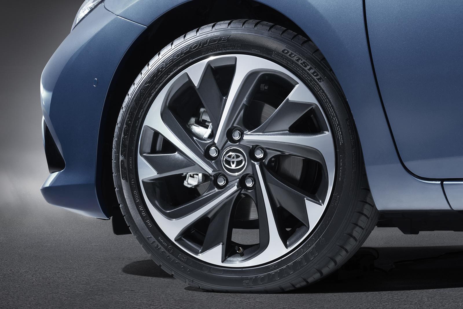 YEN� 2015 MAKYAJLI TOYOTA AUR�S DETAYLI RES�M GALER�S�