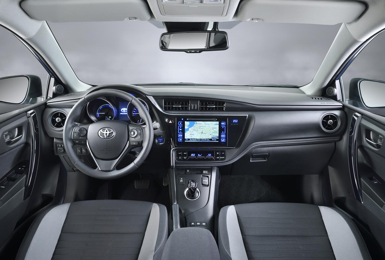 YEN� 2015 MAKYAJLI TOYOTA AUR�S DETAYLI RES�M GALER�S�