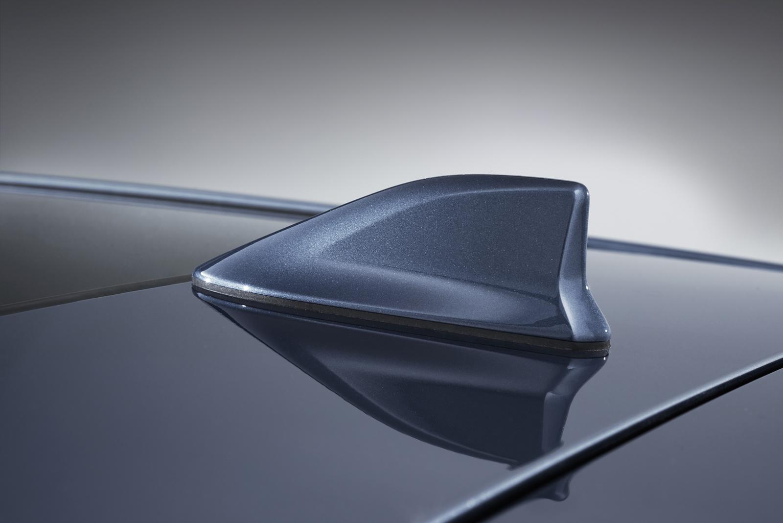 YEN� 2015 MAKYAJLI TOYOTA AUR�S DETAYLI RES�M GALER�S�