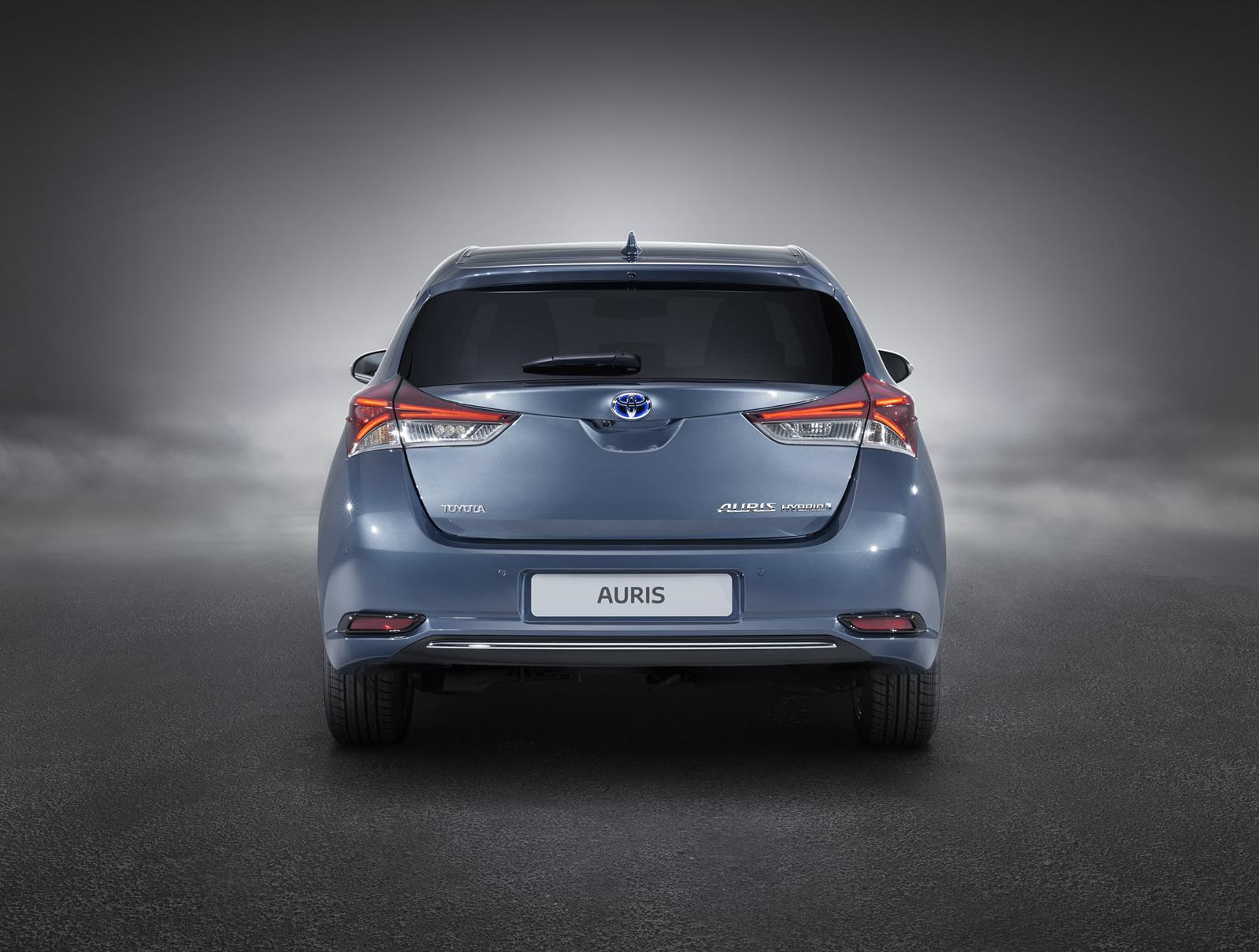 YEN� 2015 MAKYAJLI TOYOTA AUR�S DETAYLI RES�M GALER�S�